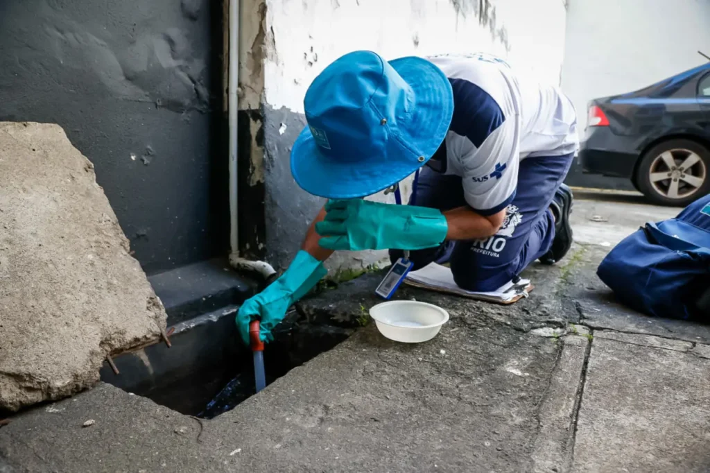 Agentes de saúde em vistoria contra o Aedes aegypti